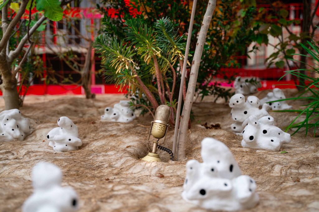 Le village de l’artiste Marlène Huissoud y prend place. Ses petites sculptures sont des maisons à insectes.