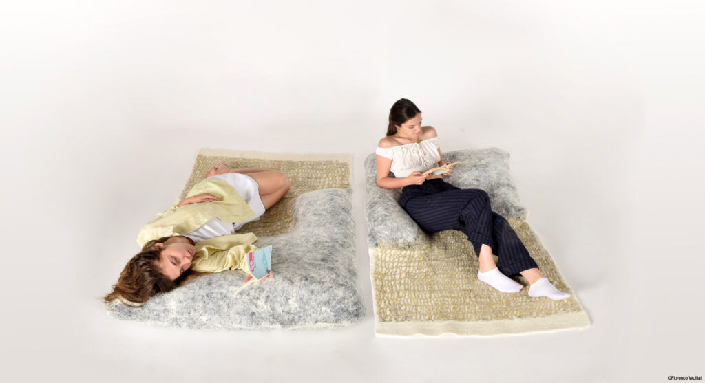 Étendu en une fois est une assise avec un tapis intégré. Le tout est réalisé en feutre de laine, sans coutures. Modules agençables. Florence Wuillai