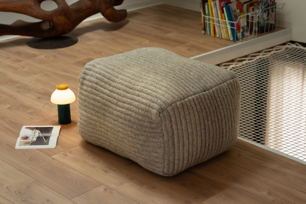 Granite est une assise réalisée en laine française, 65 x 50 x 40cm, par la designer Florence Wuillai.
©Paulin Giret